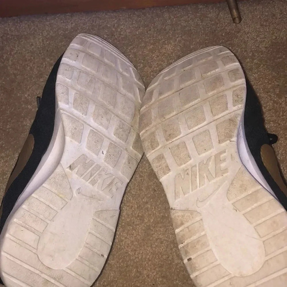 Nike’s with a gold swoosh - Picture 3 of 5